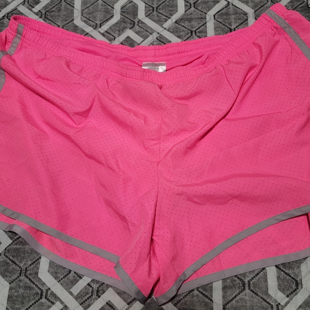 Shorts - Picture 3 of 4